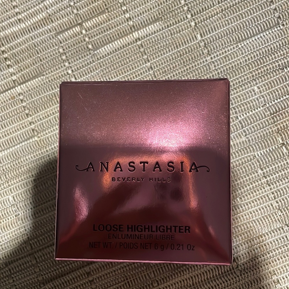 Anastasia Beverly Hills loose highlighter. Shade; Peach Fizz